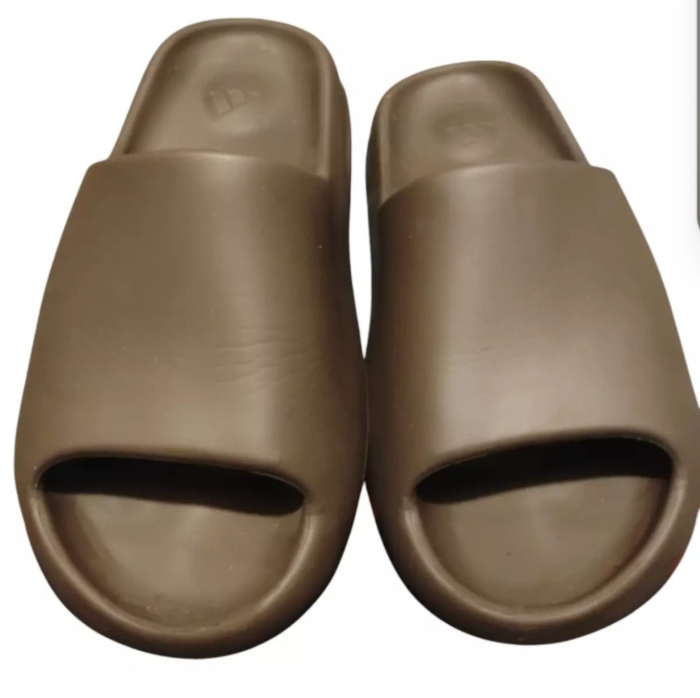 Yeezy Slide Brown size 7